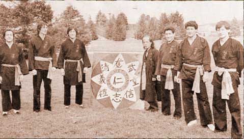 Lao Su Da Viet entour de ses fils. Dan Minh - Dan Binh - Dan Viet - Dan Long - Dan Hung - Dan Luc.