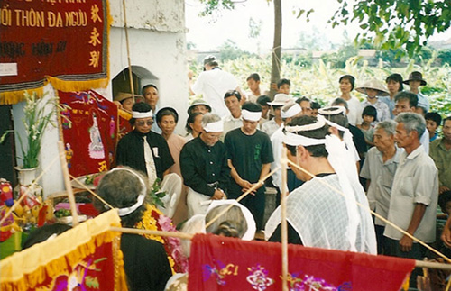 Juillet 1999, aprs les funrailles en France en prsence de la famille et des lves Thanh Long, Alain et Michel accompagnent les cendres de notre Patriarche au tombeau familiale  Da Ngu.