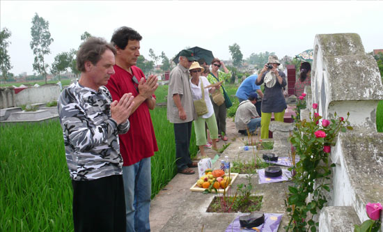 Prire des Matres , sur le tombeau Familiale  Da Nguu.