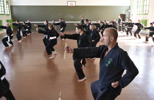 Dans le petit gymnase du centre.